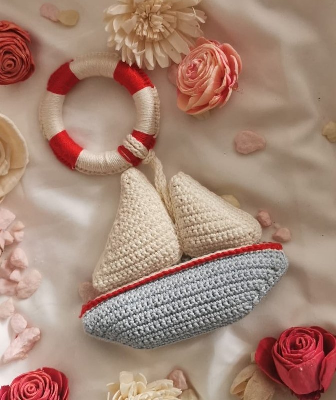 Gehäkelte Segelboot-Rassel mit rundem Greifring in Rot, Creme und Grau