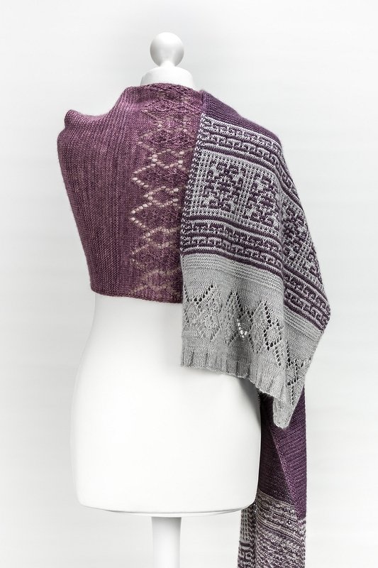 Rechtecktuch in Violett und Grau mit Loch- und Jacquardmustern, drapiert über eine weiße Schneiderpuppe.