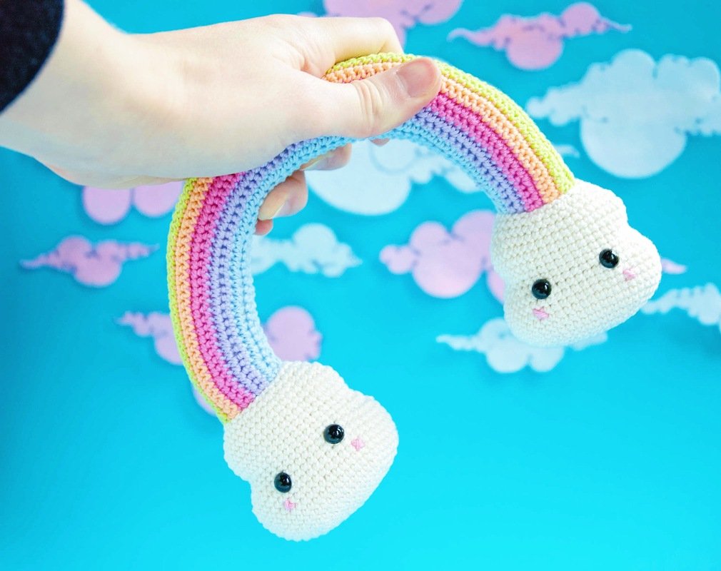 Baby Regenbogen Rassel Häkelanleitung