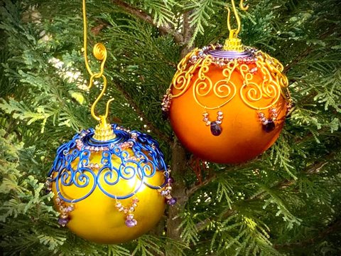 Weihnachtskugeln aufpeppen: mit Draht und Perlen