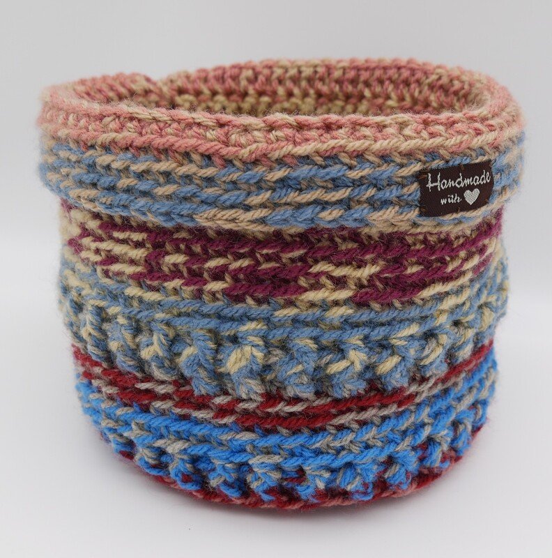 Gehäkeltes Utensilo in Beige, Blau, Rot und Rosé mit Label "Handmade"