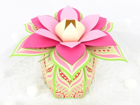 Geschenkverpackung mit Blume in Rosa – Bastelanleitung und Vorlagen