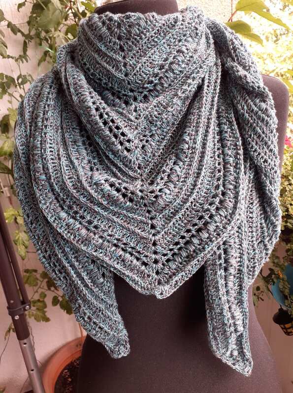 Detailaufnahme gehäkeltes Dreieckstuch mit Rippen- und Lochmuster