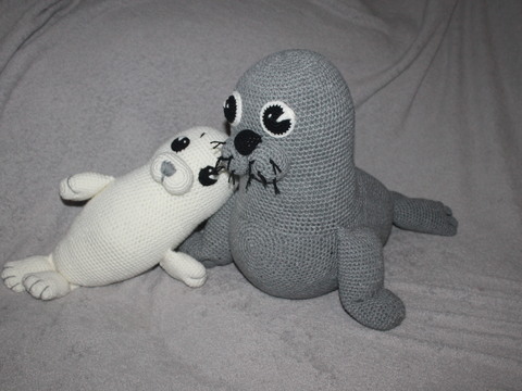 Crochet Seal Betty and Her Baby – Two Big Cuddly Animals (EN & DE)