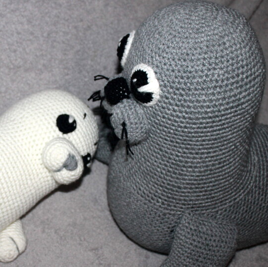 Crochet Seal Betty and Her Baby – Two Big Cuddly Animals (EN & DE)