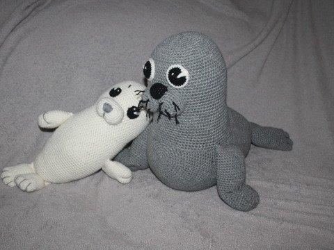 Robbe Betty und ihr Baby häkeln – zwei große Kuscheltiere (DE & EN)