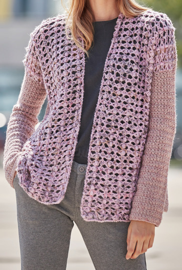 Häkelanleitung: Rosafarbener, gehäkelter Cardigan mit abgesetzten Ärmeln