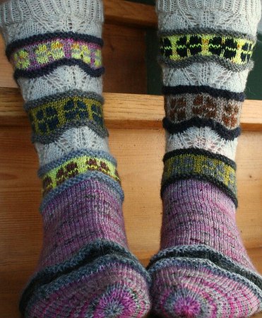 knitting pattern Ederlezi sockpattern lace and colorwork with a star toe