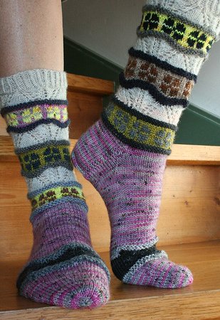 knitting pattern Ederlezi sockpattern lace and colorwork with a star toe