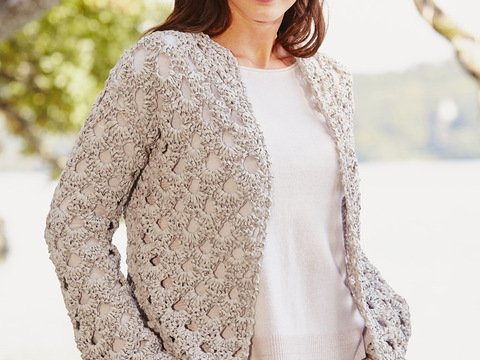 Häkelanleitung: Häkeljacke in Beige mit luftigem Ajourmuster in Bogenform