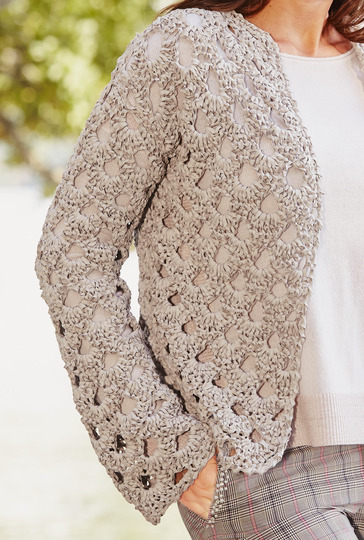 Häkelanleitung: Häkeljacke in Beige mit luftigem Ajourmuster in Bogenform