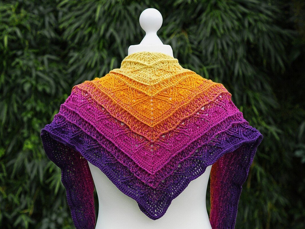 Gehäkeltes Dreieckstuch in Gelb, Orange, Pink und Lila mit Blattmuster auf Schaufensterpuppe