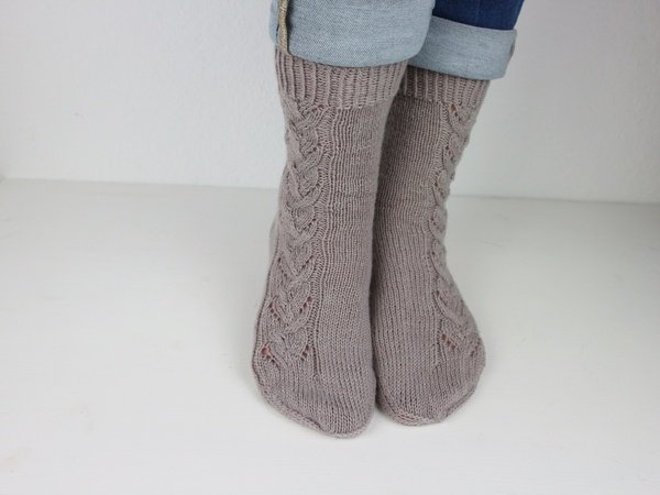 Knitting pattern socks "Die Gelben"