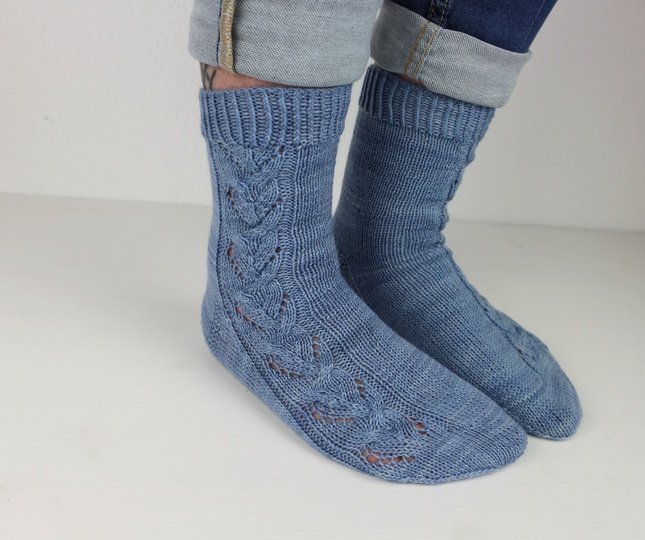 Strickanleitung Socken "Autumn Leaf Socks" mit Zopf - und Lochmuster