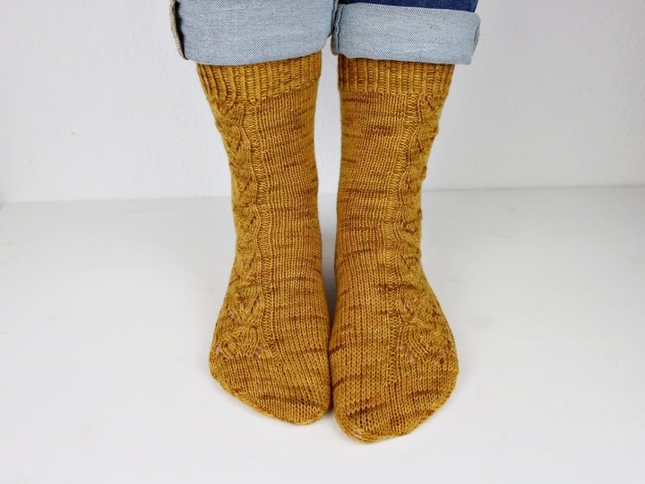 Strickanleitung Socken "Autumn Leaf Socks" mit Zopf - und Lochmuster