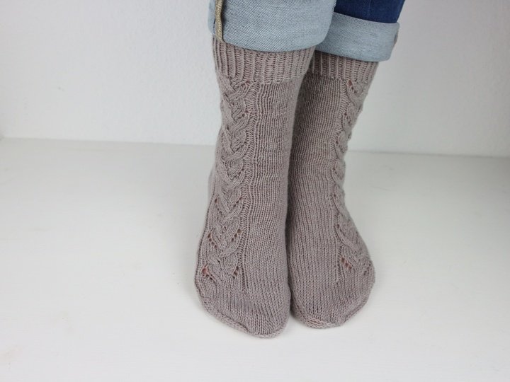 Strickanleitung Socken "Autumn Leaf Socks" mit Zopf - und Lochmuster