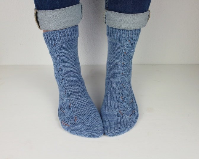 Strickanleitung Socken "Autumn Leaf Socks" mit Zopf - und Lochmuster