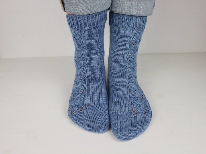Strickanleitung Socken "Autumn Leaf Socks" mit Zopf - und Lochmuster