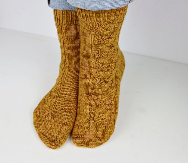 Strickanleitung Socken "Autumn Leaf Socks" mit Zopf - und Lochmuster