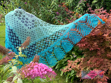 Blooming Garden - ein großes, klassisches Dreieckstuch