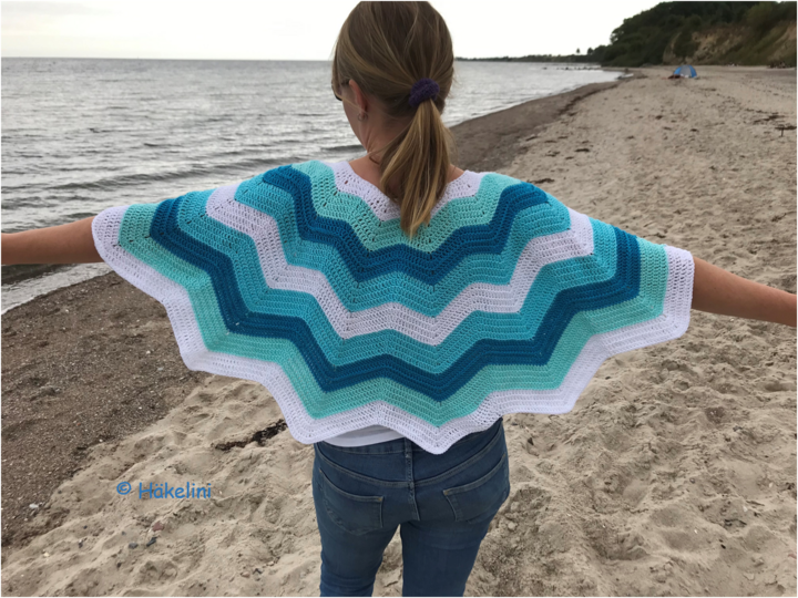 Poncho im Wellenmuster für Sommer oder Winter