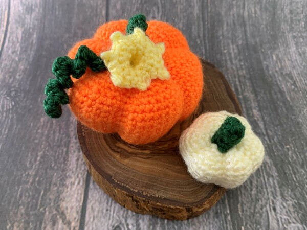 Crochet pattern for 6 pumpkins