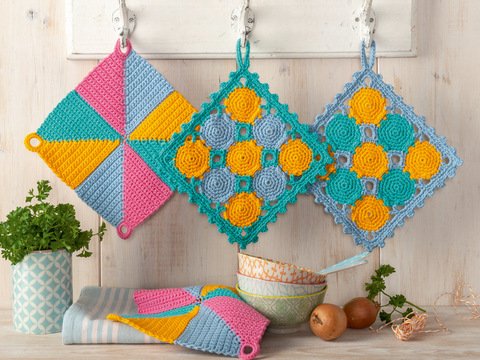 Häkelanleitung: Gehäkelte Topflappen in Blau, Gelb, Pink und Grün