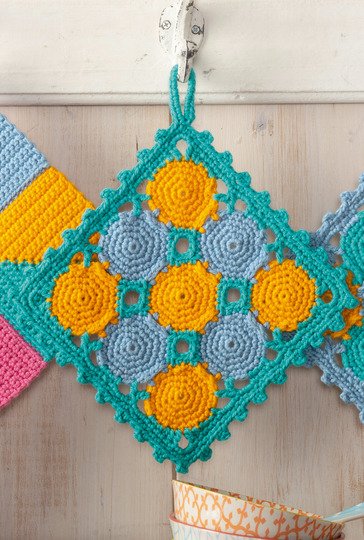 Häkelanleitung: Gehäkelte Topflappen in Blau, Gelb, Pink und Grün