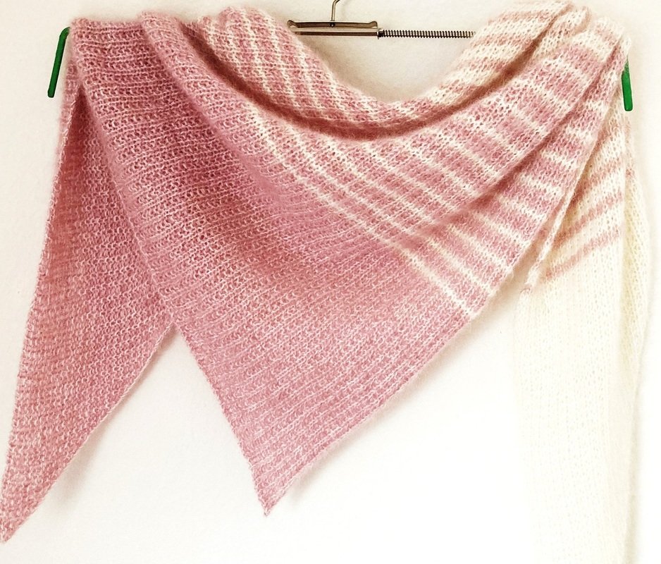 Gestricktes asymmetrisches Dreieckstuch in Rosa‑Weiß, kraus rechts