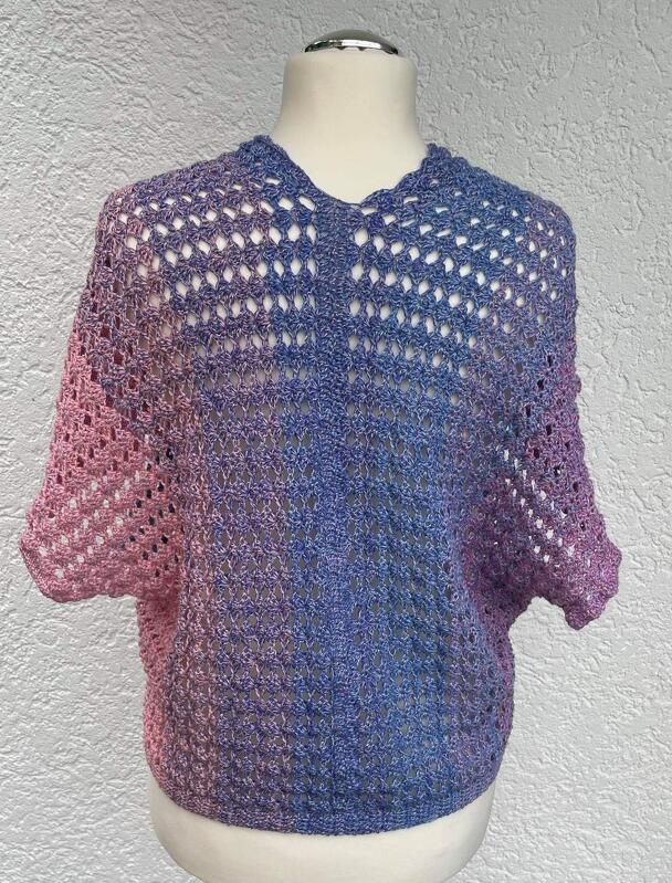 Häkelshirt in Blau–Violett–Pink mit Ajourmuster auf Schneiderpuppe