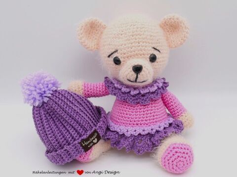 Bärenmädchen mit Häubchen