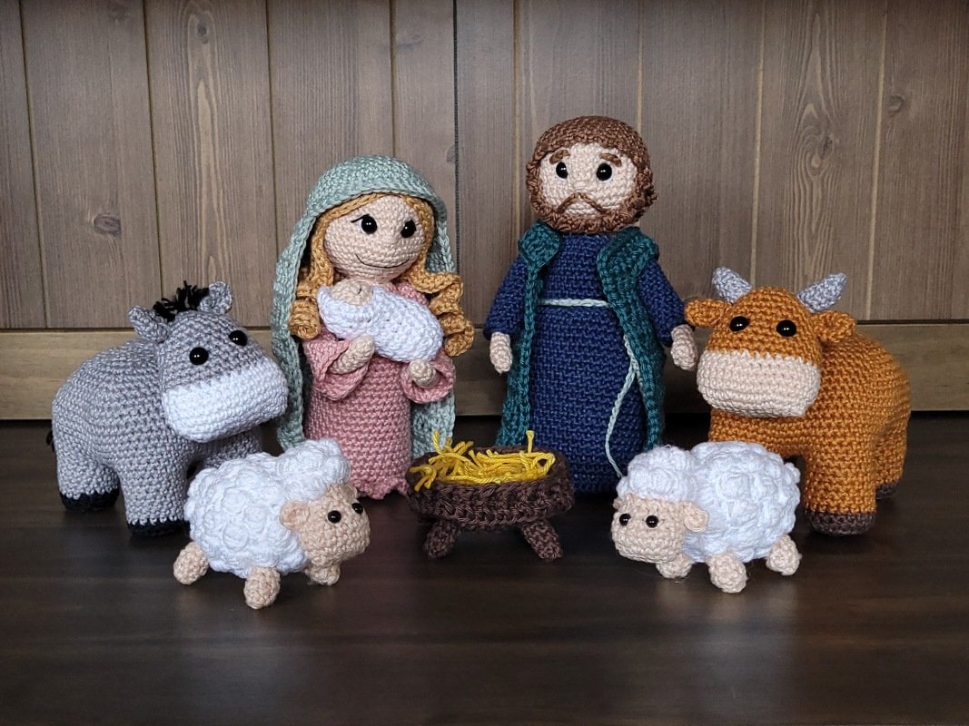 Gehäkelte Krippenfiguren: Maria mit Baby, Josef, Krippe, Esel, Kuh und zwei Schafe