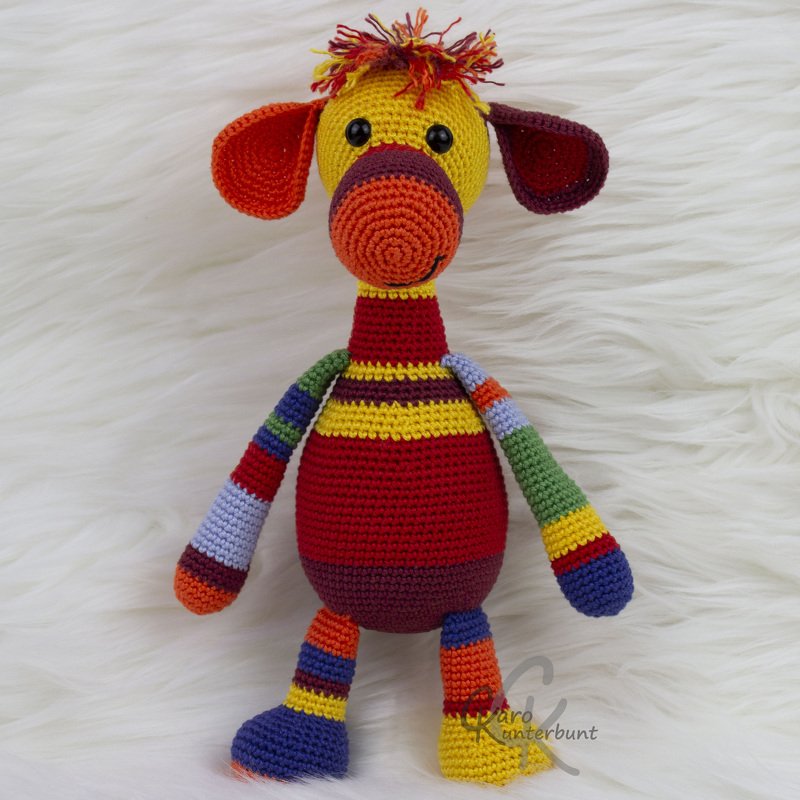 Buntes gehäkeltes Amigurumi mit gestreiftem Rumpf, langem Hals und schwarzen Knopfaugen