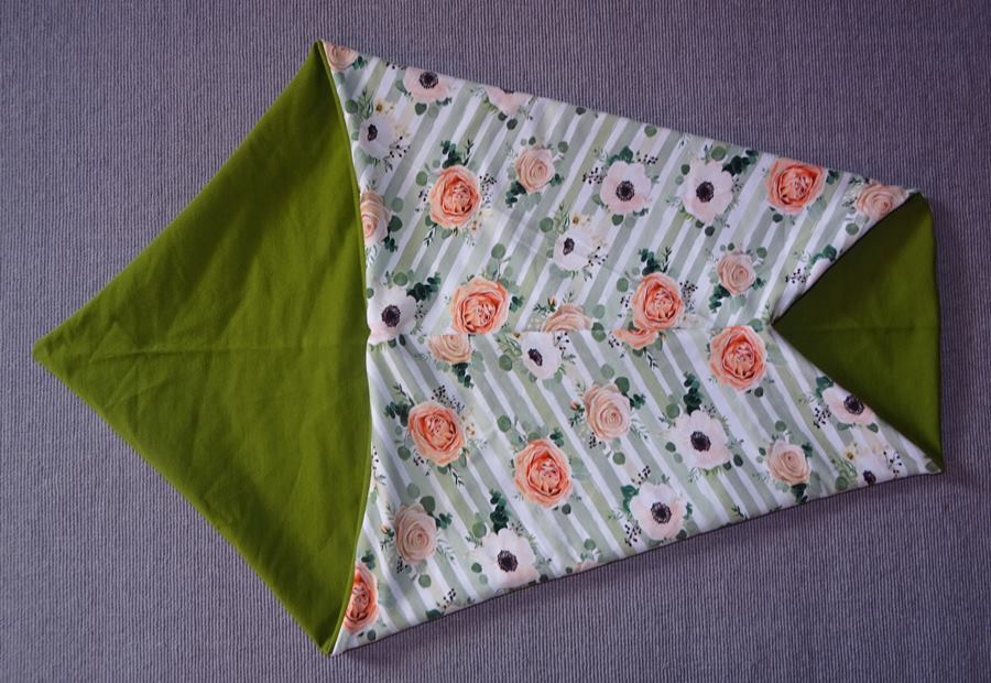Zweiseitiges Dreieckstuch mit Rosenmuster auf gestreiftem Stoff und grüner Innenseite