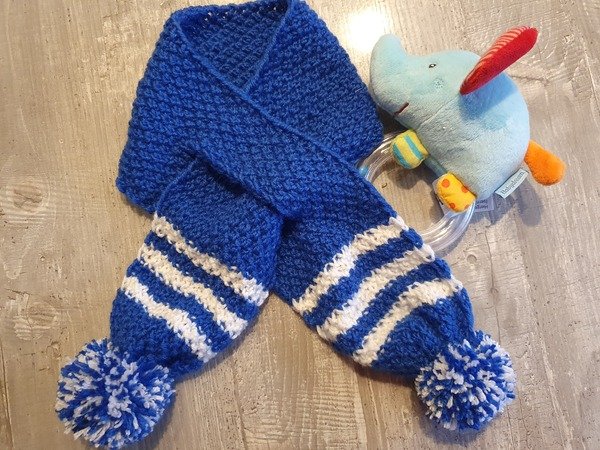 Strickanleitung Babyschal mit Einsteckschlitz, Streifen und Pommeln!