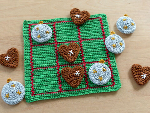 Crochet pattern for a popular family game tic tac toe X-mas