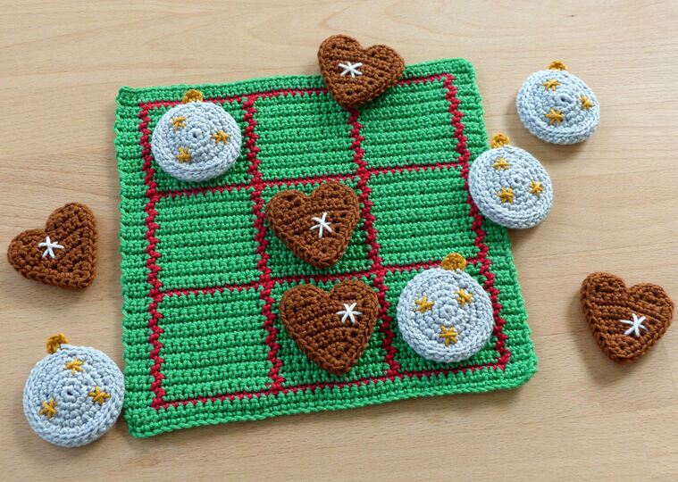 Crochet pattern for a popular family game tic tac toe X-mas