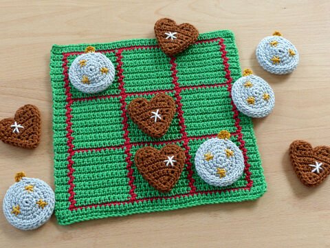 Crochet pattern X-mas tic tac toe, a popular family game