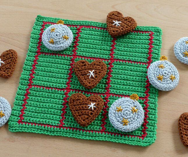 Crochet pattern for a popular family game tic tac toe X-mas