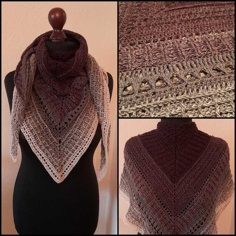 Nahaufnahmen eines gehäkelten Dreieckstuchs mit Lochreihen, Rippenstruktur und braun-beigem Farbverlauf.