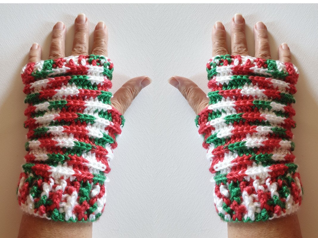 fixe Handstulpen „HoHoHo“ ohne Daumen Häkelanleitung Weihnachtsgarn Reste - Bild 2