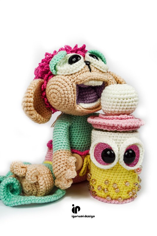 Gehäkelter bunter Amigurumi-Affe mit offenem Mund und dekorativer Flasche