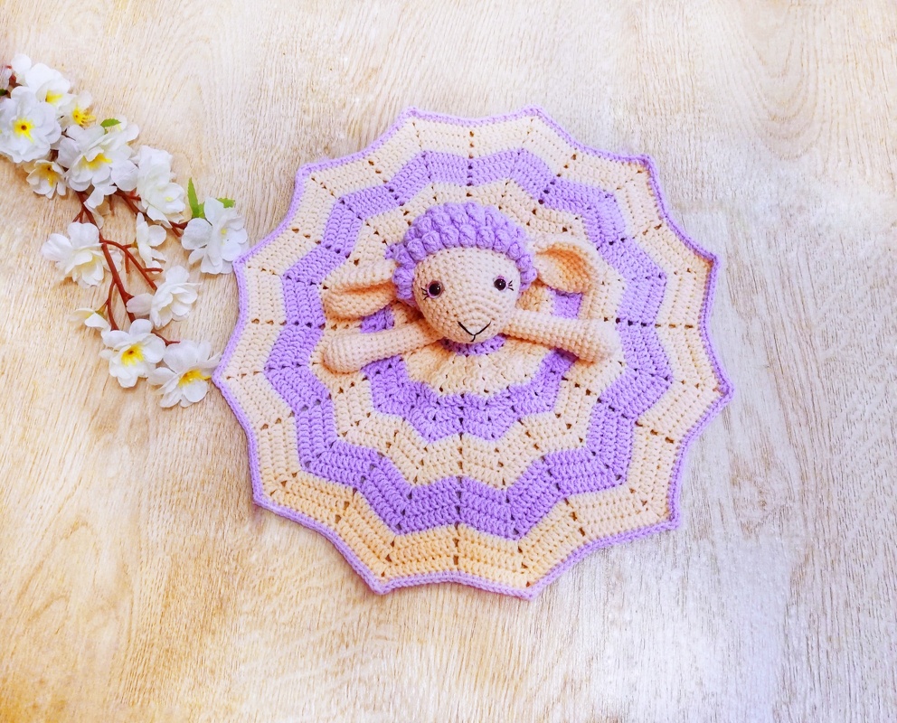 Crochet pattern for comforter / cuddly lamb