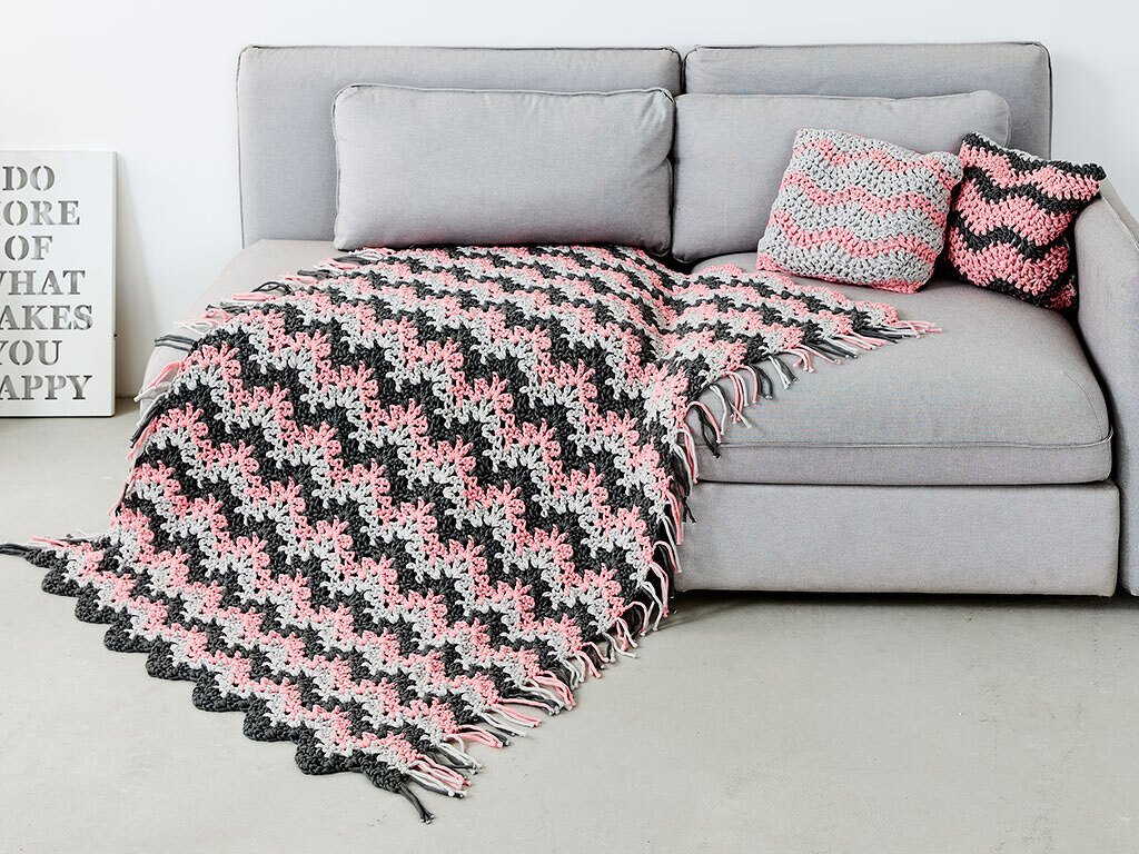 HÄKELDECKE MIT KISSEN