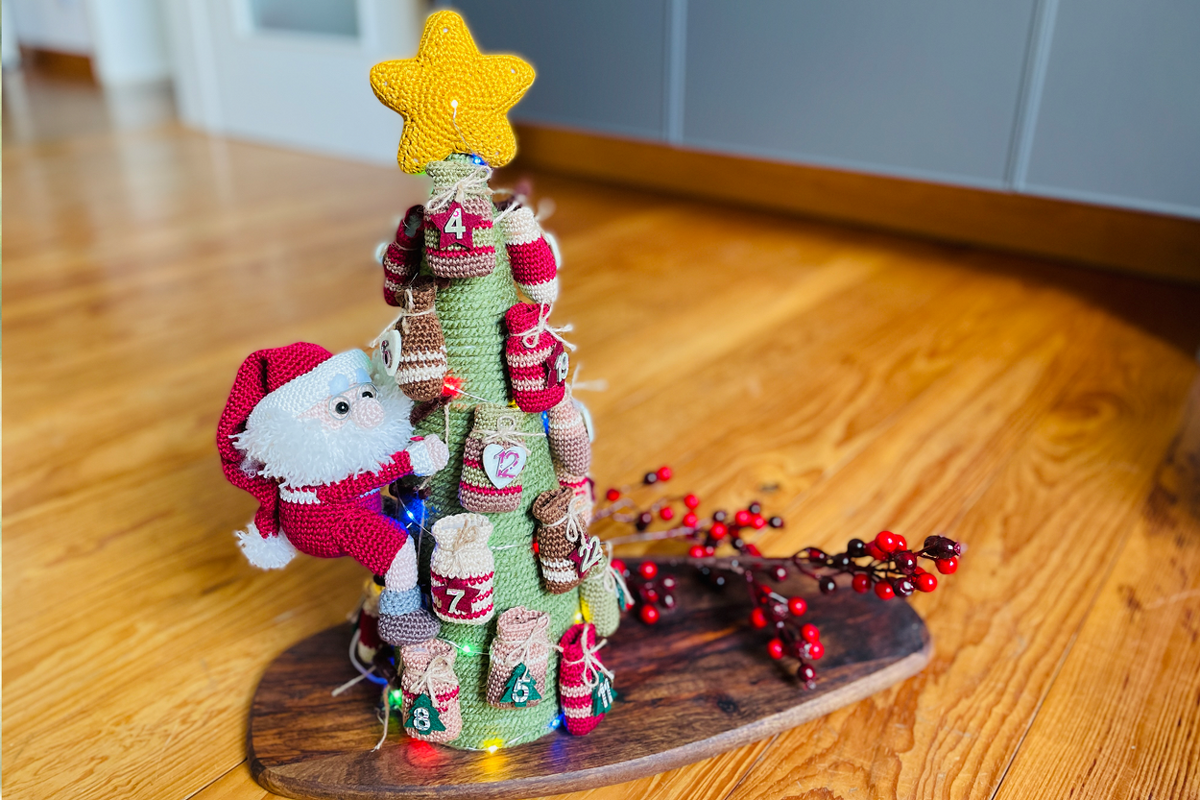 Weihnachtsmann mit Adventskalender Häkelanleitung Amigurumi
