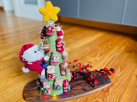 Weihnachtsmann mit Adventskalender Häkelanleitung Amigurumi