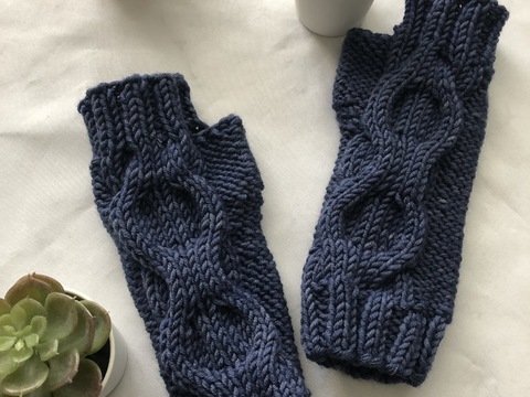 Strickanleitung für Armstulpen mit Zopfmuster