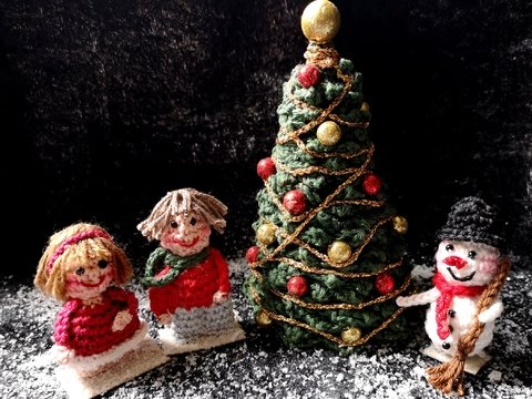 Häkelanleitung Winterdorf Ausstattung (Püppchen, Schneemann, Tannenbaum)