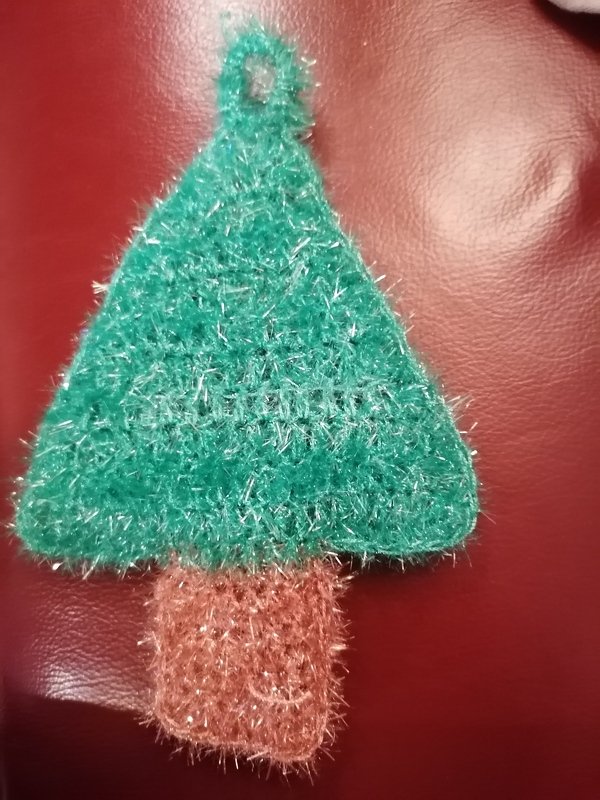 Häkelanleitung für einen Weihnachtsbaum aus Schwammgarn