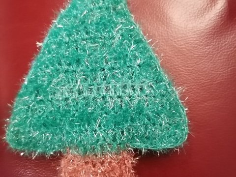 Häkelanleitung für einen Weihnachtsbaum aus Schwammgarn